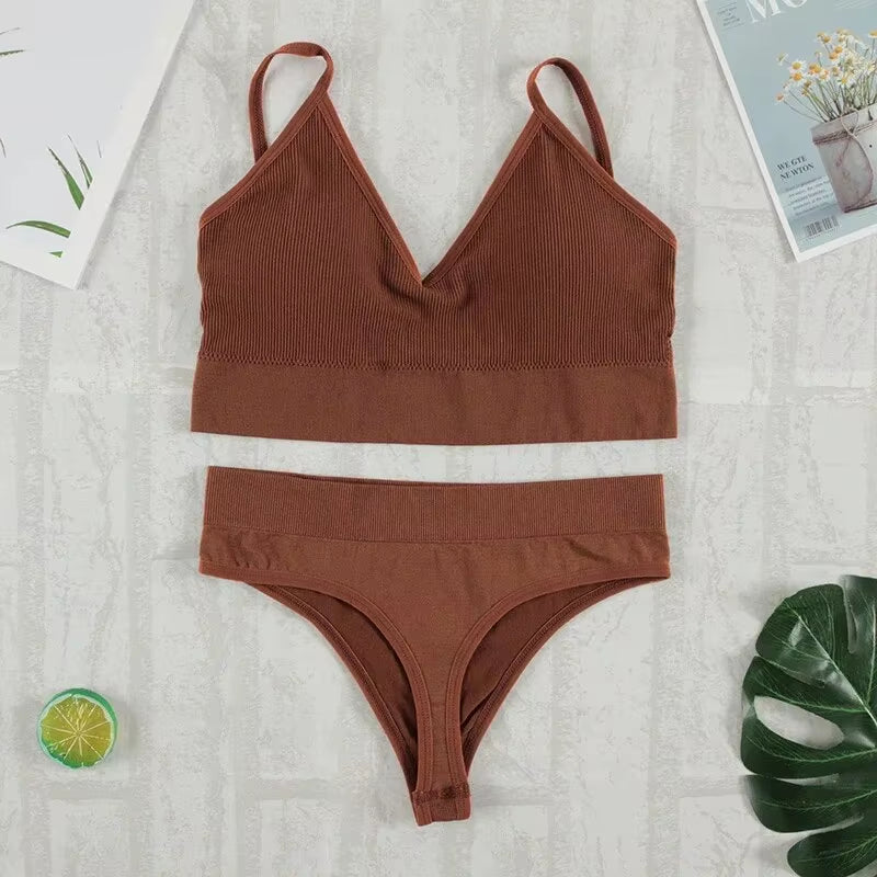 Chic and Comfortable 2-Piece Women's Underwear Set: Seamless Bralette and G-String for Everyday Elegance