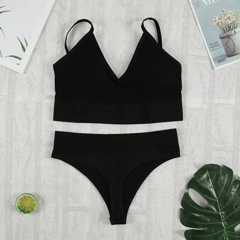 Chic and Comfortable 2-Piece Women's Underwear Set: Seamless Bralette and G-String for Everyday Elegance